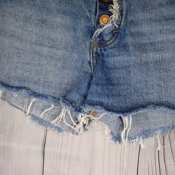 Lucky Brand Medium Wash Exposed Button Fly Lucky Brand Cutoff Shorts 2/26 - Picture 5 of 12
